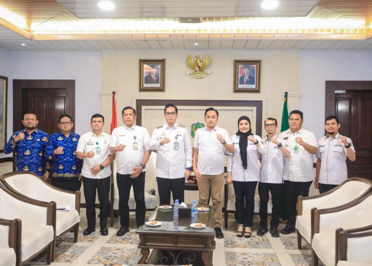 Wali kota Medan Rico Waas (tengah) saa foto bersama  dengan  Ketua KONI Kota Medan Aswindy Fachrizal bersama pengurus di Balai Kota.(Satunusantara news/HO-Dispora Medan).