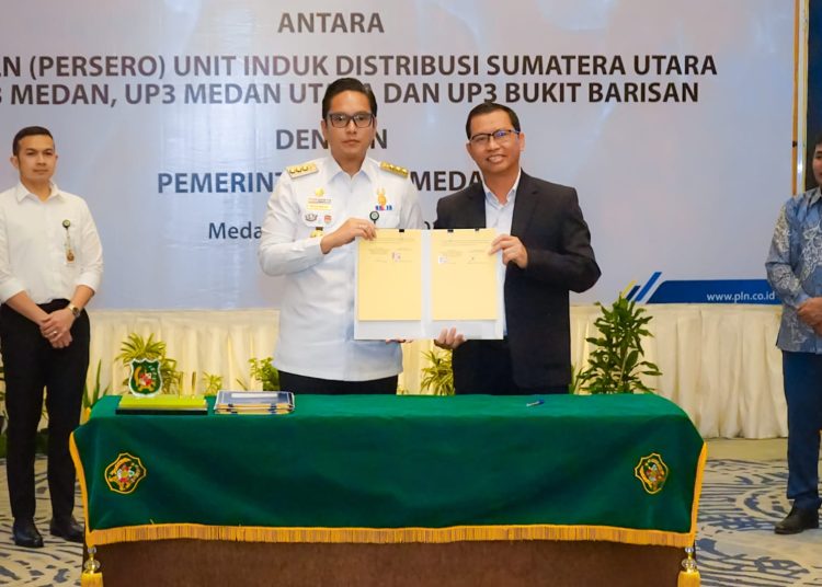 Wali Kota Medan Rico Tri Putra Bayu Waas  (kiri) bersama Manajer PLN UP3 Medan Edy Saputra (kanan)  penandatanganan perjanjian kerja sama terkait Pemungutan dan Penyetoran PBJT Atas Tenaga Listrik dan Pembayaran Rekening Listrik Pemko Medan.(Satunusantara news/HO-Diskominfo Medan).