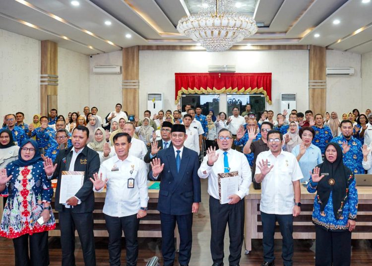 Sekda Kota Medan Wiriya Alrahman (tengah) saat foto bersama usai Rapat Koordinasi Tim Percepatan Penanggulangan Tuberkulosis dan Sosialisasi Rencana RAD TBC Kota Medan 2025, di Balai Kota Medan.(Satunusantara news/Diskominfo Medan)