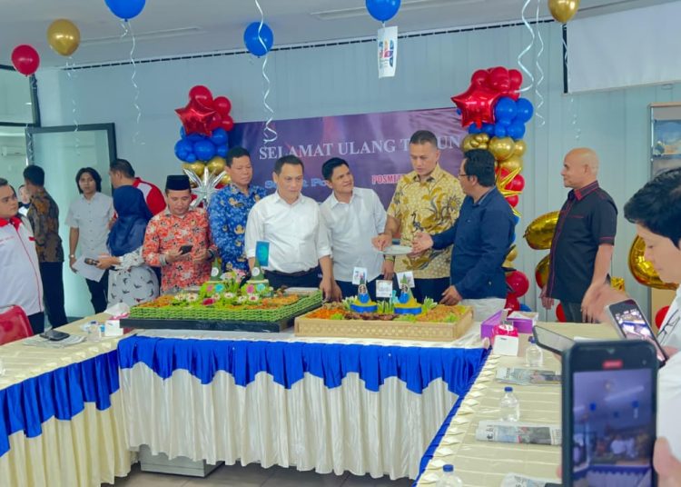 Kepala Dinas Komunikasi dan Informatika Kota Medan Arrahmaan Pane (lima kiri)  pada peringatan Hari Ulang Tahun ke-24 Harian Posmetro Medan dan Sumut Pos – Jawa Pos Group, di Gedung Graha Pena.(Satunusantara newss/HO-Diskominfo Medan).