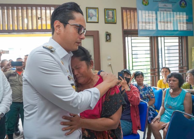 Wali kota Medan Rico Tri Putra Bayu Waas  (kiri) saat merangkul korban kebakaran  Asia Mega Mas di Kantor Lurah Sukaramai II, Kecamatan Medan Area.(Satunusantara news/HO-Diskominfo Medan)