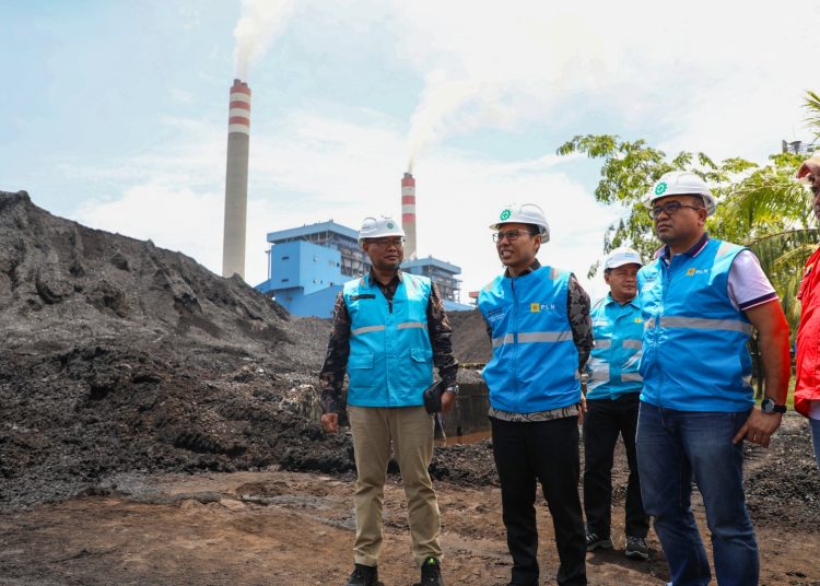 General Manajer PLN UID Sumut Ahmad Syauki (dua dari kiri) didampingi Senior Manajer UBP Pangkalan Susu , I Nyoman Buda (kiri) saat mengecek Pasokan Batubara PLTU Pangkalan Susu.(Satunusantara news/HO-Humas PLN UID Sumut)