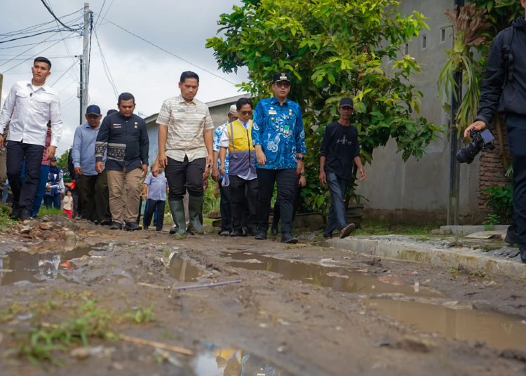 Wali Kota Medan Rico Tri Putra Bayu Waas (dua kanan)  saat  meninjau langsung tiga ruas jalan lingkungan yang ada di Kecamatan Merelan, Kota Medan.(Satunusantara news/HO-Diskominfo Medan)