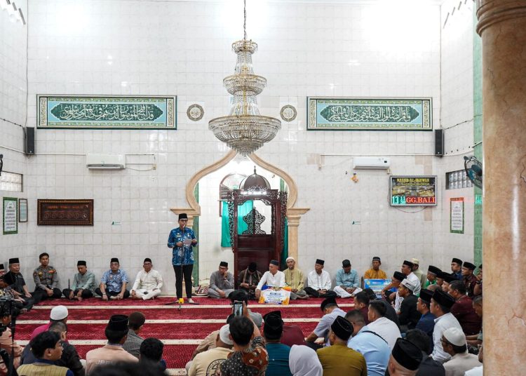 Wali kota Medan, Rico Tri Putra Bayu Waas, saat melaksanakan Safari Jumat di Masjid Al-Ikhwan, Jalan Prajurit Gang Mushola, Kecamatan Medan Timur.(Satunusantara news/HO-Diskominfo Medan).