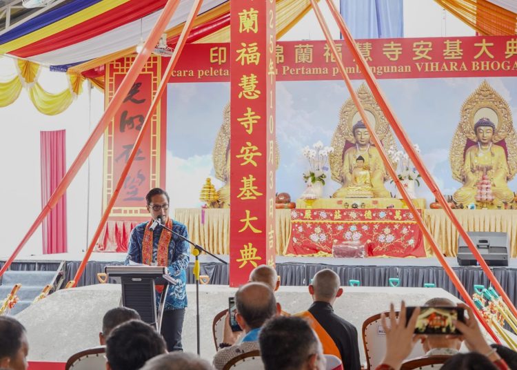 Wali kota Medan, Rico Tri Putra Bayu Waas,  menyampaikan sambutan  pada  Peletakan Batu Pertama Vihara Bhoga Prajna Amplas Medan, Kelurahan Sei Rengas Permata, Kecamatan Medan Area.(Satunusantara news/HO-Diskominfo Medan).