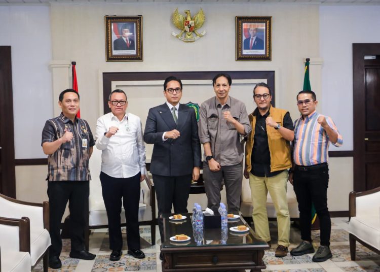 Wali kota Medan, 
 Rico Tri Putra Bayu Waas (tiga kiri) saat fofo bersama dengan  mengaku merasa senang bisa bertemu langsung dengan Pemimpin Redaksi Harian Waspada, Austin Tumengkol (tiga kanan)  di Balai Kota, Medan.(Satunusantara news/HO-Diskominfo Medan).