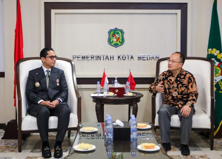 Wali Kota Medan Rico Tri Putra Bayu Waas kiri)nsaat menerima kunjungan Konjen RRT untuk Kota Medan Huang He, di Balaii Kota.(Satunusantara news/HO-Diskominfo Medan).