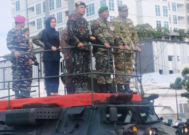 Gubernur Sumut  Bobby Nasution (kanan) bersama Kasdam I/BB Brigjen TNI Deki Santoso Pattinaya (tengah) saat memeriksa barisan prajurit pada  HUT ke-80 TNI di Lapangan Merdeka Medan. (Satunusantara news/Munawar).