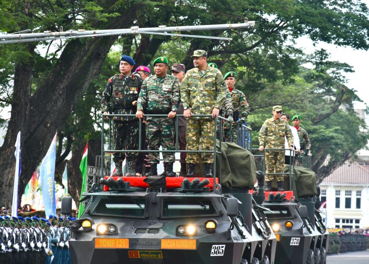 Kasdam I/BB  Brigjen TNI Deki Santoso Pattinaya (tengah) saat memeriksa barisan prajurit pada Peringatan HUT ke-80 TNI di Lapangan Merdeka Medan.(Satunusantara news/HO-Pendam I/BB).