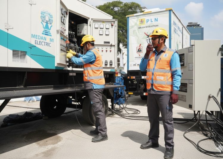 Petugas PLN terus bersiaga memastikan suplai kelistrikan tetap berjalan lancar selama Perayaan HUT ke-80 TNI di Lapangan Merdeka Medan.(Satunusantara news/HO-Humas PLN UID Sumut).