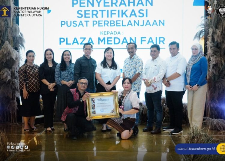 Kakanwil Kemenkum Sumut  Ignatius Mangantar Tua Silalahi (empat kanan) pada  penyerahan  Sertifikat Penghargaan Kekayaan Intelektual kepada Plaza Medan Fair.(Satunusantara news/HO-Kemenkum Sumut).