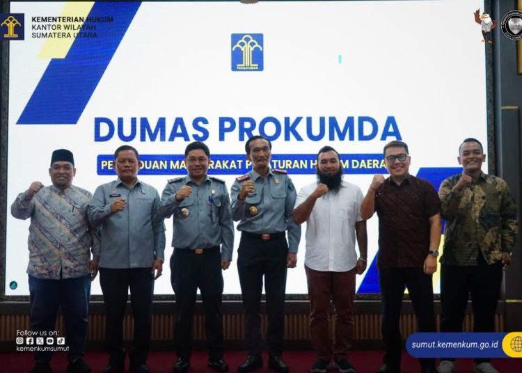 Kakanwil Kemenkum Sumut Ignatius Mangantar Tua Silalahi (tengah) pada acara sosialisasi dan launching Dumas Prokumda.(Satunusantara news/HO-Kanwil Kemenkum Sumut)