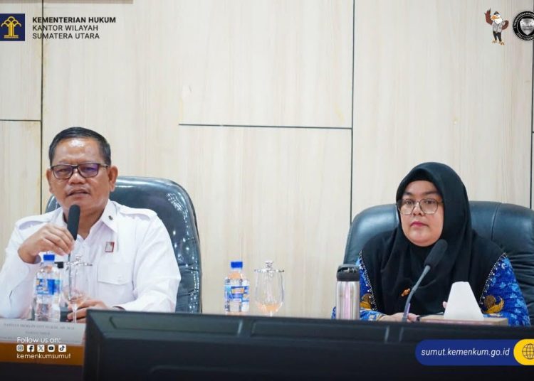 Kadiv Pelayanan Hukum Kanwil Kemenkum Sumut, Sahata Marlen Situngkir kiri).(Satunusantara news/HO-Kanwil Kemenkum Sumut).