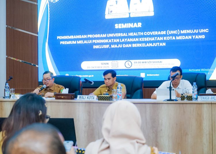 Asisten Pemerintahan dan Kesejahteraan Rakyat Setda Kota Medan M. Sofyan (tengah)  pada kegiatan Seminar Hasil Pengembangan Program Universal Health Coverage (UHC). (Satunusantara news/HO-Dinaskominfo Medan)