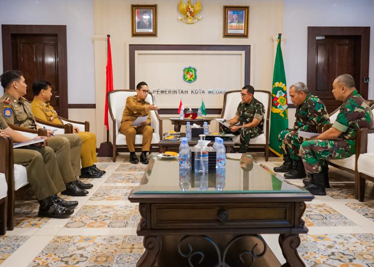 Wali kota Medan Rico Tri Putra Bayu Waas (tiga kiri) saat menerima Pasi Teritorial Kodim 0210/Medan Mayor Inf Abdul Manan Marpaung di Balai Kota Medan.(Satunusantara news/HO-Diskominfo Medan).