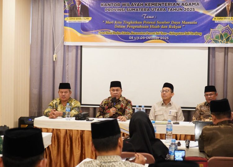 Kakanwil Kemenag Sumut  H. Ahmad Qosbi (dua kiri) saat membuka kegiatan Bimtek Hisab dan Rukyat di Kabupaten Deliserdang.(Satunusantara news/HO-Kanwil Kemenag Sumut).