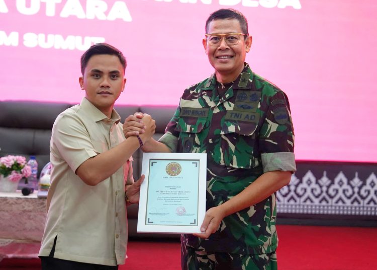 Kapoksahli Pangdam I/BB, Brigjen TNI David Hatigoran Hutagaol (kanan) saat menerima sertifikat  dari Ketua BKP TPKD Sumut, Kristianus Dachi.(Satunusantara news/HO-Pendam I/BB)