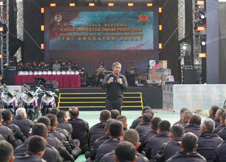 Kasad Jenderal TNI Maruli Simanjuntak,  saat memberikan pengarahan kepada prajurit Pussenif dalam rangkaian peringatan HUT ke-80 Korps Infanteri di Markas Pussenif, Bandung, Jawa Barat.(Satunusantara news/HO-Dispenad).