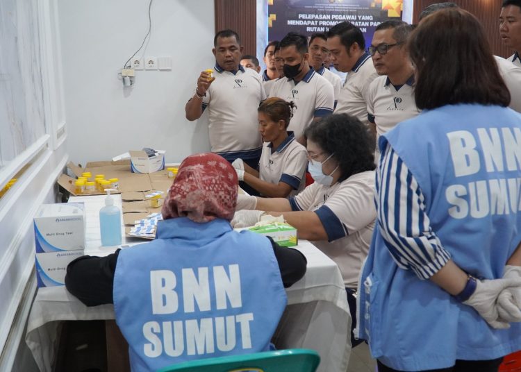 Rutan Kelas I Medan bekerjasama dengan BNN Provinsi Sumut menggelar kegiatan tes urine bagi pegawai dan WBP Rutan Medan.(Satunusantara news/HO-Rutan Medan).