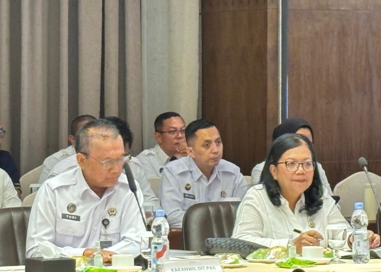 Kepala Rutan Kelas I Medan, Andi Surya (tengah) saat mendampingi Kakanwil Ditjenpas Sumut Yudi Suseno (kiri) kunker Komisi XIII DPR RI di Kota Medan.(Satunusantara.news/HO-Rutan Medan).