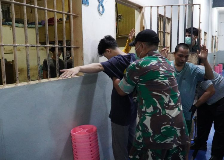Petugas Rutan Kelas I Medan mengelar razia gabungan bersama TNI dan Polri, di Rutan Medan.(Satunusantara news/HO-Rutan Medan)