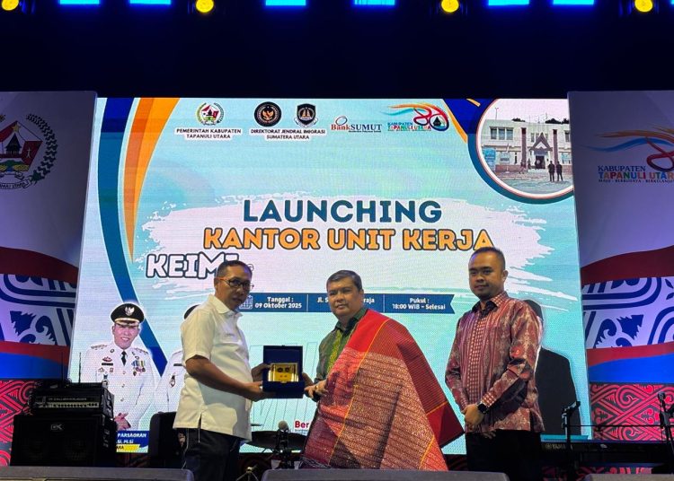 Kakanwil Ditjen Imigrasi Sumut Teodorus Simarmata (tengah) saat menyerahkan cendramata kepada Bupati Taput Jonius Taripar Parsaoran Hutabarat.(Satunusantara news/HO-Kanwil Ditjen Imigrasi Sumut).