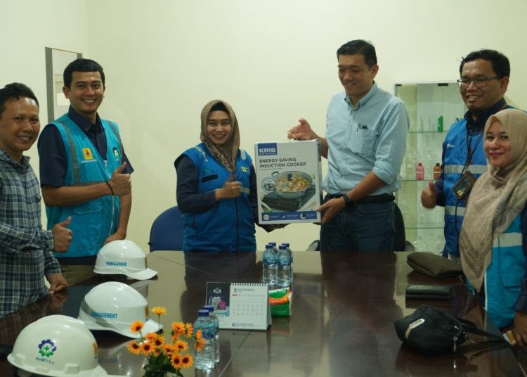 Manajer PLN UP3 Rantauprapat, Dwita A.S (tengah) saat menerima cendramata dari   Direktur Utama PT Sintong Unigolden Glove.(Satunusantara news/HO-Humas PLN UID Sumut).