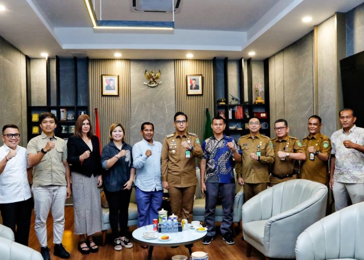 Wali kota Medan Rico Tri Putra Bayu Waas (tengah) saat foto bersama dengan  DPC MHKI Sumut di rumah Dinas Wali Kota.(Satunusantara news/HO-Diskominfo Medan)