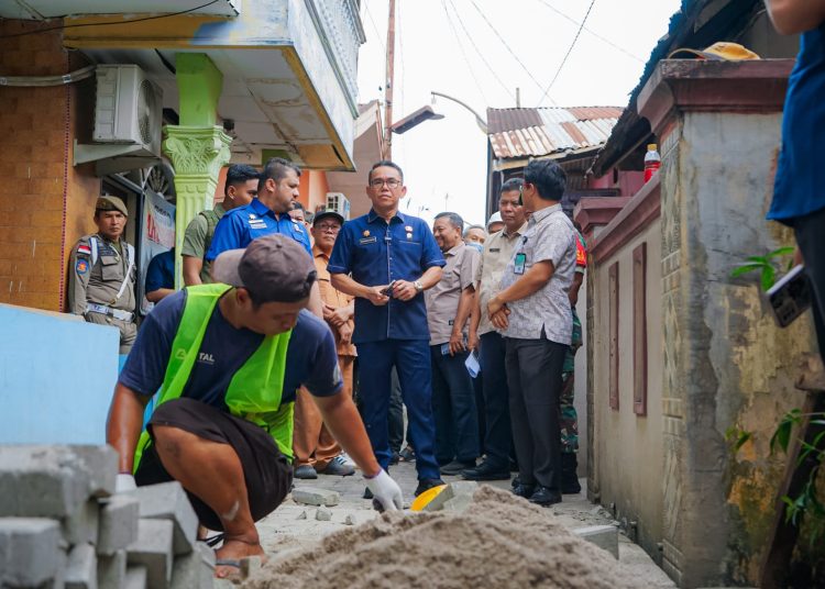 Wakil wali Kota Medan H. Zakiyuddin Harahap (saat)  meninjau pengerjaan pemasangan paving block di Jalan Gurila Gang Ulung dan Jalan Madio Utomo Gang Ketapang, Kecamatan Medan Perjuangan, Kota Medan. (Satunusantara news/HO-Diskominfo Medan).