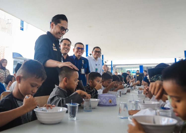 Wali kota Medan Rico Tri Putra Bayu Waas (kiri) saat meninjau Sekolah Rakyat (SR) Terintegrasi 30 Medan di Balai Besar Peningkatan Vokasi dan Produktifitas (BBPVP), Jalan Amal, Medan Sunggal.(Satunusantara news/HO-Diskomindo Medan).