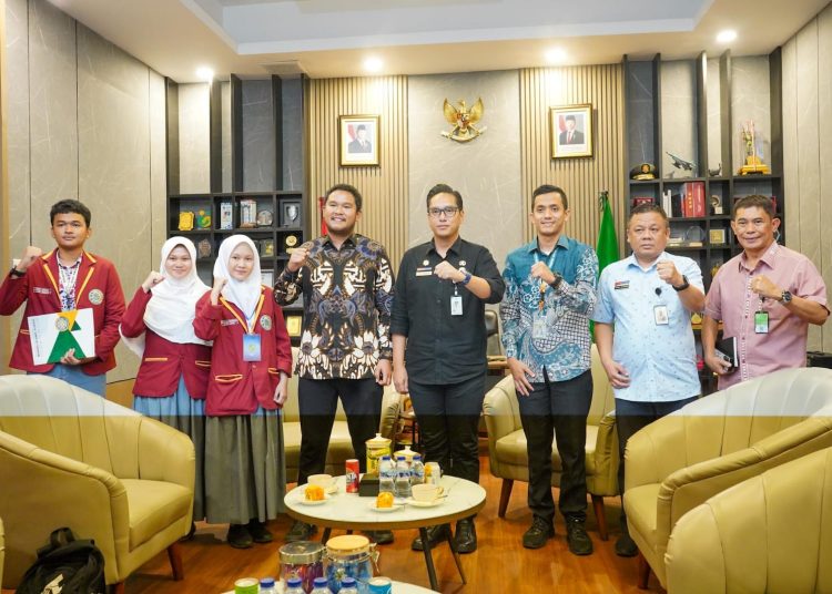 Wali kota Medan Rico Tri Putra Bayu Waas (tengah) saat foto bersama dengan siswa SMA Swasta Namira Islamic School di Rumah Dinas Wali Kota.(Satunusantara news/HO-Diskominfo Medan)