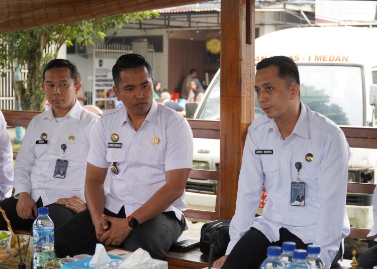 Kepala Rutan Kelas I Medan, Andi Surya (kanan) saat menerima kunjungan studi tiru dari dari Rutan Kelas IIB Tanjung Pura.(Satunusantara news/HO-Rutan Medan)