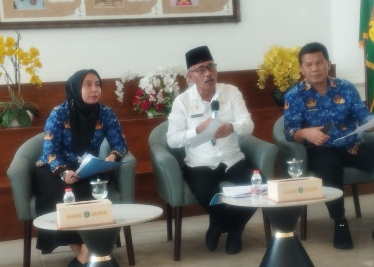 Asisten Pemerintahan dan Kesejahteraan Rakyat Setdaprov Sumatera Utara, Basarin Yunus Tanjung (tengah).(Satunusantara news/Munawar)