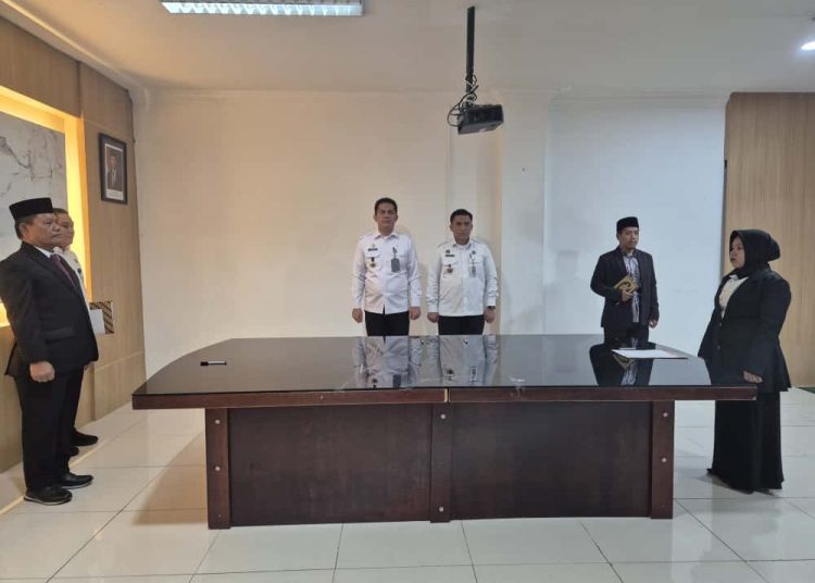 Kadiv Pelayanan Hukum, Kemenkum Sumut Sahata Marlen Situngkir (kiri) saat melantik Notaris Pengganti atas nama Putri Nurdiana, S.H, yang akan bertugas di Kabupaten Asahan.(Satunusantara news/HO-Kanwil Kemenkum Sumut).