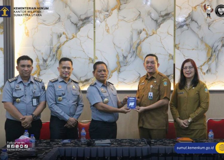 Kepala Divisi Pelayanan Hukum (Yankum) Kemenkum Sumut Sahata Marlen Situngkir (tengah) saat menyerahkan cendramata kepada  Kadisbudparekraf Sumut Yuda Pratiwi Setiawan.(Satunusantara news/HO-Kanwil Kemenkum Sumut)
P