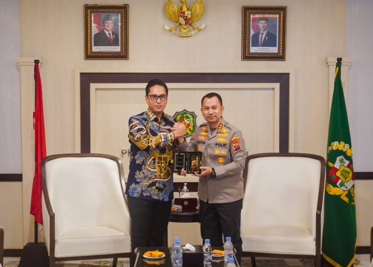 Wali kota Medan Rico Tri Putra Bayu Waas  (kiri) saat menyerahkan cendramata kepada  Kapolrestabes Medan Kombes Pol Jean Calvijn Simanjuntak di Balai Kota Medan.(Satunusantara news/HO-Diskominfo Medan).