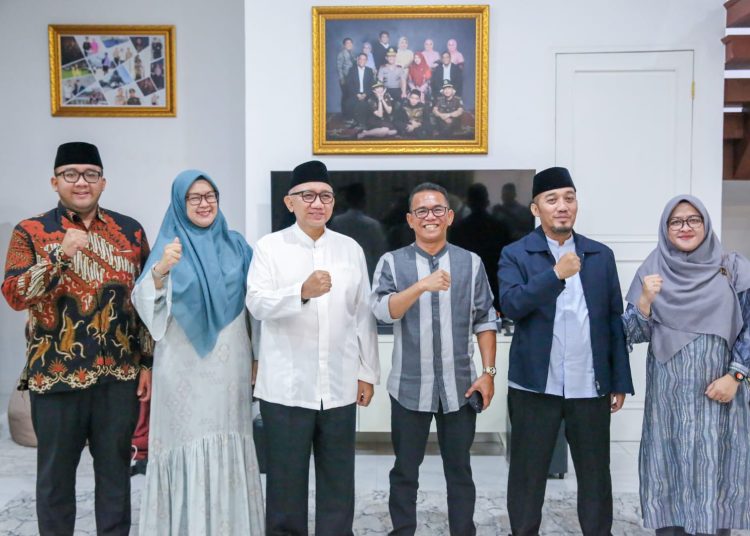 Wakil Wali kota Medan, H. Zakiyuddin Harahap (dua kanan) saat foto bersama Pimpinan Pondok Pesantren  Darunnajah, Prof. Dr. K.H. Sofyan Manaf Mukhayyar, M.Si., beserta rombongan.(Satunusantara news/HO-Diskominfo Medan).