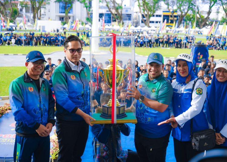 Wali Kota Medan, Rico Tri Putra Bayu Waas (kiri) saat menyerahkan piala bergilir juara umum  kepada Camat Medan Selayang Muhammad Husnul Hafis di Lapangan Merdeka Medan.(Satunusantara news/HO-Diskominfo Medan).