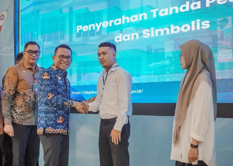 Wakil Wali kota Medan Zakiyuddin, Harahap (kiri) saat menyalami peserta pelatihan PBL dan TMT  di Gedung Serba Guna BBPVP Medan.(Satunusantara news/HO-Diskominfo Medan).