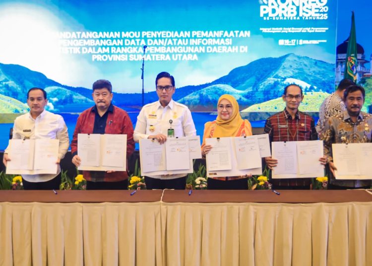 Wali kota Medan Rico Waas (tengah) usai penandatanganan MoU Penyediaan Pemanfaatan Pengembangan Data dan Informasi Statistik.(Satunusantara news/HO-Diskominfo Medan).