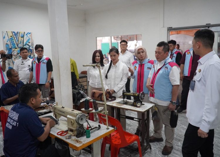 Kepala Rutan Kelas I Medan, Andi Surya  (kanan) saat  menyaksikan produk UMKM hasil karya warga binaan menembus angka penjualan signifikan. (Satunusantara news/HO-Rutan Medan).