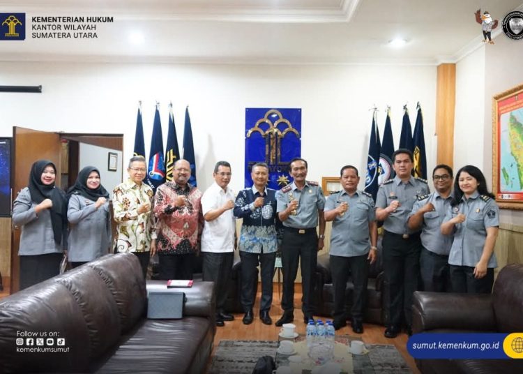 Kakanwil Kementerian Hukum Sumut Ignatius Mangantar Tua Silalahi (tengah) saat foto bersama dengan DKW Pengurus Wilayah INI Sumut.(Satunusantara news/HO-Kanwil Kemenkum Sumut).