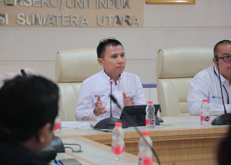 General Manajer PLN UID Sumut  Ahmad Syauki (tengah) saat menjelaskan tentang upaya PLN dalam mendukung Transisi Energi  penyediaan SPKLU.(Satunusantara news/HO-Humas PLN UID Sumut).