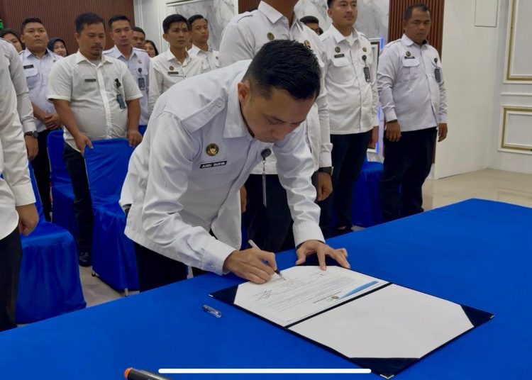 Kepala Rutan Kelas I Medan, Andi Surya (kanan) saat melakukan penandatanganan komitmen bersama antinarkoba.(Satunusantara news/HO-Rutan Medan).
