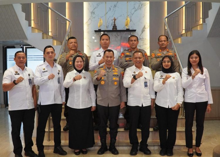 Kepala Rutan Kelas I Medan, Andi Surya (dua kiri) saat foto bersama dengan  Kapolrestabes Medan, Kombes Pol Jean Calvijn Simanjuntak. (tengah).(Satunusantara news/HO-Rutan Medan).