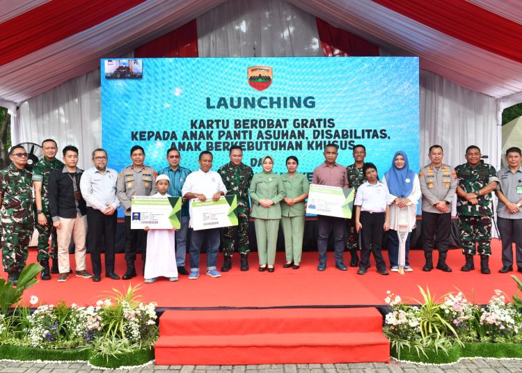 Pangdam I/BB Mayjen TNI Rio Firdianto (tengah) pada  acara peluncuran  Kartu Berobat Gratis bagi anak panti asuhan, penyandang disabilitas, anak berkebutuhan khusus, serta awak media di Rumah Sakit Putri Hijau Medan.(Satunusantara news/HO-Pendam I/BB).
