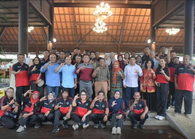 Rektor  Unimed Prof. Dr. Ir. Baharuddin, S.T, M.Pd, (enam dari kiri) saat foto bersama dengan  jurnalis pada kegiatan Media Gathering dan Outbound di Resto Budaya, Tanjung Morawa.(Satunusantara news/HO-Humas Unimed).