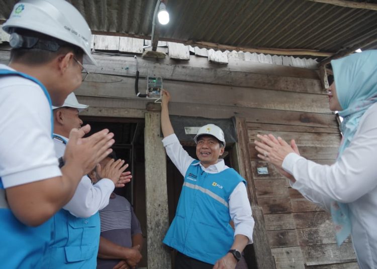 Direktur Transmisi dan Perencanaan Sistem PT PLN (Persero) Edwin Nugraha Putra (tengah) saat menghidupkan listrik  di Desa Aek Horsik, Kecamatan Badiri, Kabupaten Tapteng.(Satunusantara news/HO-Humas PLN UID Sumut).