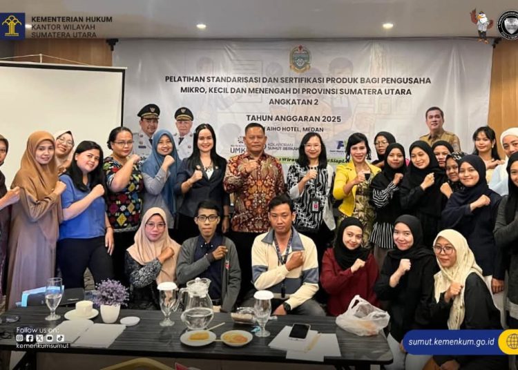 Kepala Divisi Pelayanan Hukum Kanwil Kemenkum Sumut, Sahata Marlen Situngkir (tengah) foto bersama dengan peserta  Pelatihan Standardisasi dan Sertifikasi Produk bagi Pengusaha UMKM Tahun Anggaran 2025.(Satunusantara news/HO-Kanwil Kemenkum Sumut).
