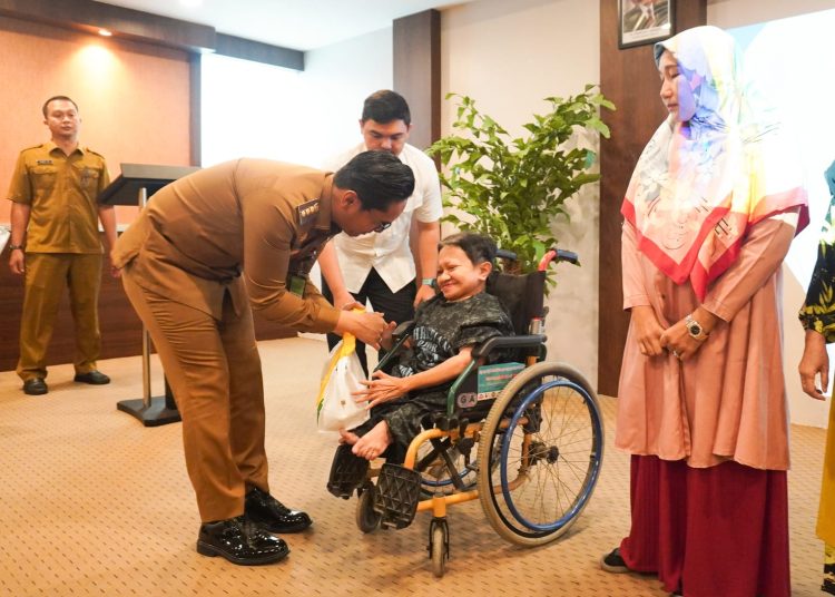 Wali Kota Medan Rico Tri Putra Bayu Waas (kiri) usai  membuka pelatihan Vokasional diikuti 35 warga disabilitas yang diselenggarakan oleh Bappeda Medan.(Satunusantara news/HO-Diskominfo Medan).